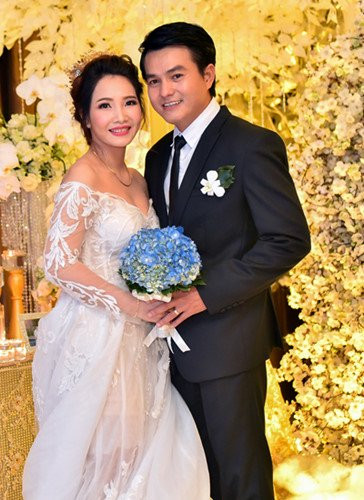 Tối 16/10, hình ảnh Cao Minh Đạt lấy vợ ở tuổi 41 gây nhiều bất ngờ đối với khán giả, vợ của anh tên Thanh Trúc - không làm trong lĩnh vực nghệ thuật. Bởi trước đây anh là người khá kín tiếng, và chuyện tình cảm vẫn được xem là một điều bí mật.