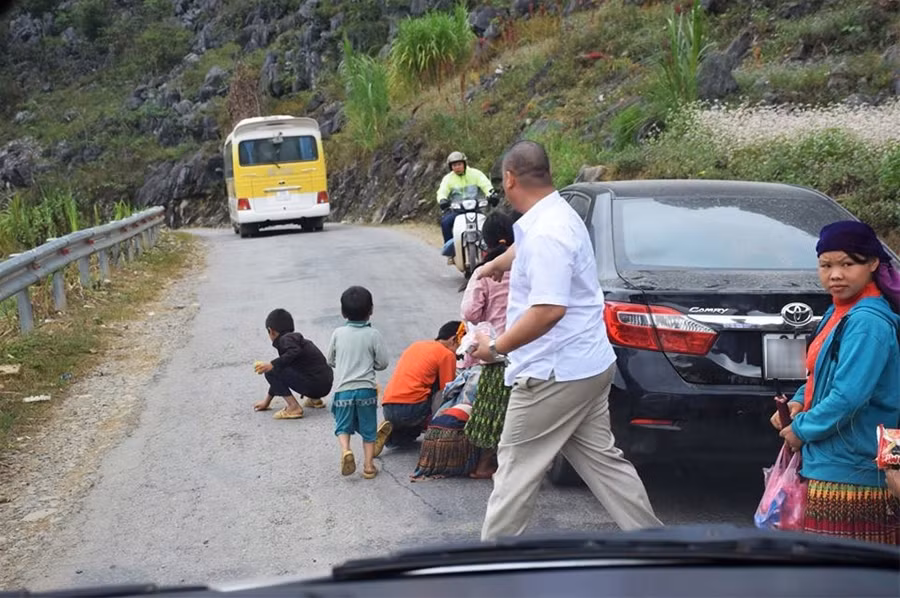 Hành động ném đồ ăn của những vị khách ngồi trên ôtô cho người dân vùng cao đang nhận nhiều bình luận từ cộng đồng. Nhiều ý kiến cho rằng cách cho quà kiểu này quá phản cảm. Tài khoản Dương Mạnh Linh bức xúc: "Trẻ con trên Hà Giang có đói đến thế đâu, muốn tặng quà thì đỗ hẳn xuống chơi với chúng rồi cho gì thì cho chứ"