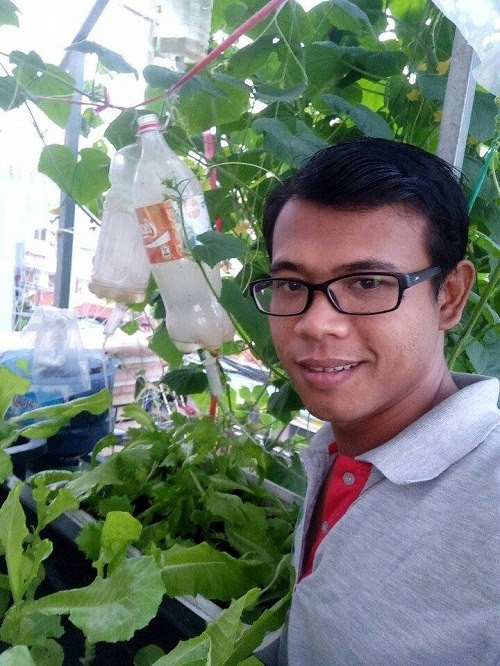 Bắt đầu trồng rau tại nhà từ 3 tháng trước do theo dõi báo đài thấy cảnh báo tới vấn đề rau bẩn tràn lan trên thị trường. Đến nay, mảnh vườn sân thượng nhỏ của anh Tân đã quy tụ khá đầy đủ những giống rau cơ bản như rau muống, mồng tơi, rau cải, dưa chuột,…