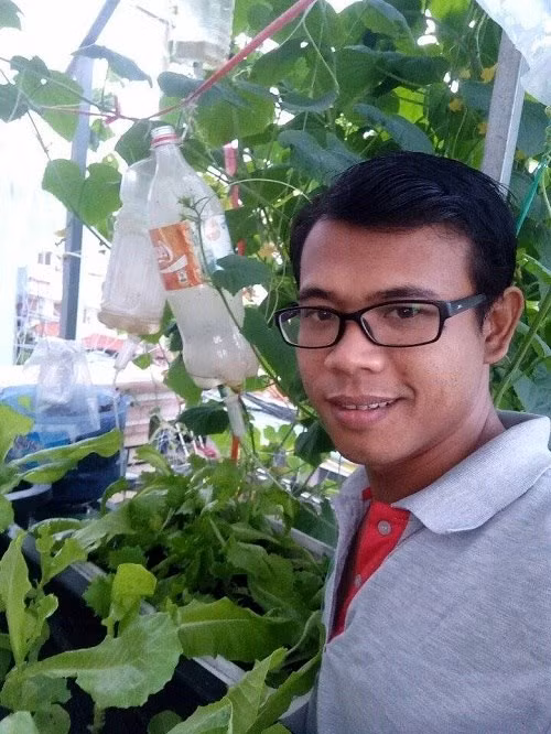 Bắt đầu trồng rau tại nhà từ 3 tháng trước do theo dõi báo đài thấy cảnh báo tới vấn đề rau bẩn tràn lan trên thị trường. Đến nay, mảnh vườn sân thượng nhỏ của anh Tân đã quy tụ khá đầy đủ những giống rau cơ bản như rau muống, mồng tơi, rau cải, dưa chuột,…