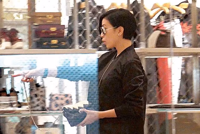 Sở hữu nhan sắc xinh đẹp "không tuổi" khiến nhiều khán giả vô cùng ngưỡng mộ trước tài sắc vẹn toàn của nữ diễn viên. Người đẹp vốn thân thiết với rất nhiều ngôi sao các diễn viên TVB như Xa Thi Mạn, Lâm Phong, Mã Tuấn Vỹ, Tạ Thiên Hoa… Ngay sau khi gặp gỡ Xa Thi Mạn, Lý Nhã Kỳ khiến người hâm mộ Việt xúc động khi xin chữ ký của sao TVB để dành tặng các fans. Không chỉ vậy, Xa Thi Mạn còn tự tay viết những lời lẽ yêu thương nhất gửi tặng cộng đồng fans Việt yêu mến cô. Người đẹp Lý Nhã Kỳ từng chia sẻ, cô và Xa Thi Mạn trở nên thân thiết với nhau là bởi cả hai có những điểm tương đồng trong cuộc sống, từ lĩnh vực nghệ thuật với vai trò diễn viên cho đến con đường kinh doanh bất động sản. Nhờ "bà trùm làng giải trí Hồng Kông" Lạc Di Linh, cả hai mới có cơ hội biết đến nhau và trở thành những người bạn thân thiết xuyên biên giới.