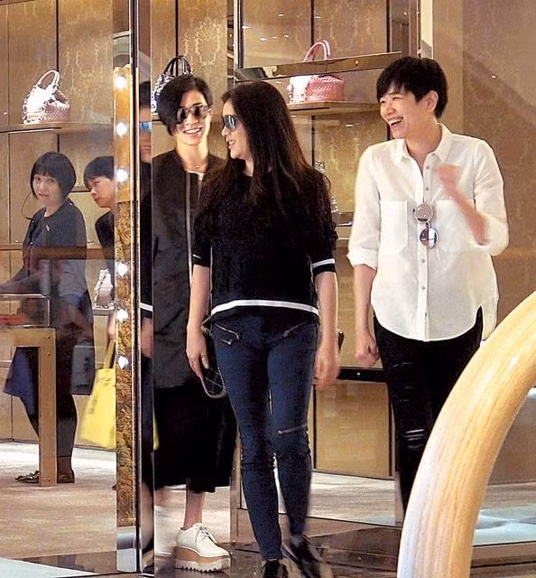 Lý Nhã Kỳ vui vẻ trò chuyện cùng hai người bạn.