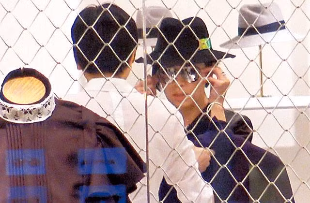 Trên trang tin “Nhất”, hình ảnh của Lý Nhã Kỳ và ngôi sao Xa Thi Mạn tràn ngập mặt báo. Các phóng viên phải rất khó khăn để có được những hình ảnh quý giá, trang này viết. Cụ thể truyền thông HongKong đưa tin: “Bộ phim Sứ mệnh nội gián của Xa Thi Mạn thành công rực rỡ, vai diễn Đinh Tiểu Gia của cô đạt giải nhất trong chương trình “Tinh trì giá đáo”. Phóng viên trang “Nhất” của Hong Kong đã phải có mặt rất sớm xếp hàng săn đón hình ảnh khi Xa Thi Mạn hẹn hò 1 người bạn từng thi Miss HongKong 11 năm trước và đặc biệt là có sự hiện diện của người bạn thân đến từ Việt Nam – Lý Nhã Kỳ.