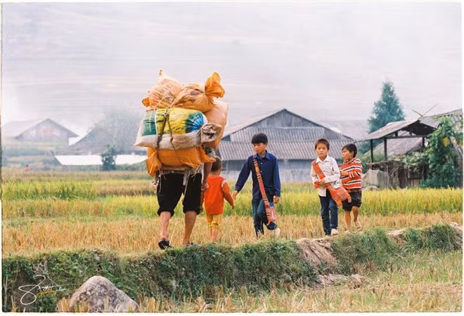 Tại đây cũng có dòng suối lớn cung cấp nước tưới tiêu cho cả vùng.