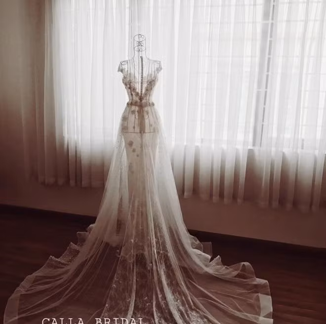 Chiếc váy được may nhiều lớp, tôn dáng vẻ yêu kiều thướt tha và cũng tiện khi di chuyển.