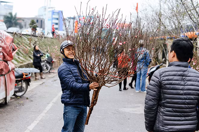 Chợ hoa Quảng Bá Đây là một trong những khu chợ nổi tiếng ở Hà thành, càng tấp nập vào dịp giáp Tết. Vào những ngày thường, chợ chỉ họp vào khoảng nửa đêm đến 3 - 4h sáng, nhưng những ngày cận tết thì sẽ họp từ sáng đến tối luôn. Do đó, du khách có thể ghé qua bất cứ lúc nào. Chợ hoa Tết này chỉ cách trung tâm Hà Nội khoảng 5 km, nằm ngay trên đường Âu Cơ.