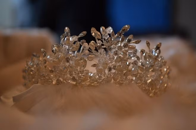 Để tạo điểm nhấn cho mái tóc, Thu Ngân đội vương miện đính kết cầu kỳ. Nhờ vương miện, hoa hậu giống như nữ hoàng trong ngày trọng đại của mình.