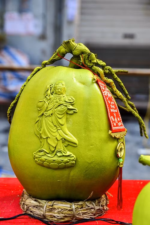 Theo chia sẻ, hình trên những quả dừa độc đáo này được làm bằng gỗ sau đó gán vào vỏ bên ngoài.