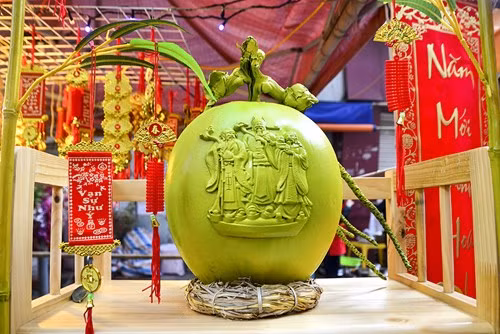 Quả dừa đẹp có cuống dài được chào bán với mức giá 1.1 triệu đồng.