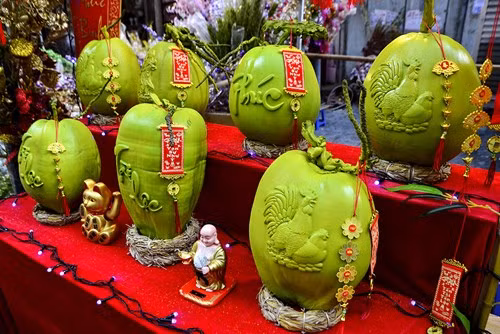 Theo người bán hàng, dừa được mang từ Kiên Giang, Bến Tre,... ra Hà Nội trong dịp Tết Nguyên đán sắp đang gần kề.