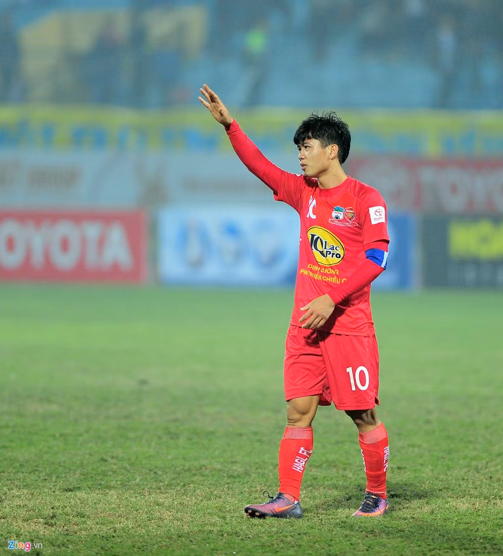 Tan trận, ngay lập tức Công Phượng phải nhờ đến sự trợ giúp của bác sĩ.