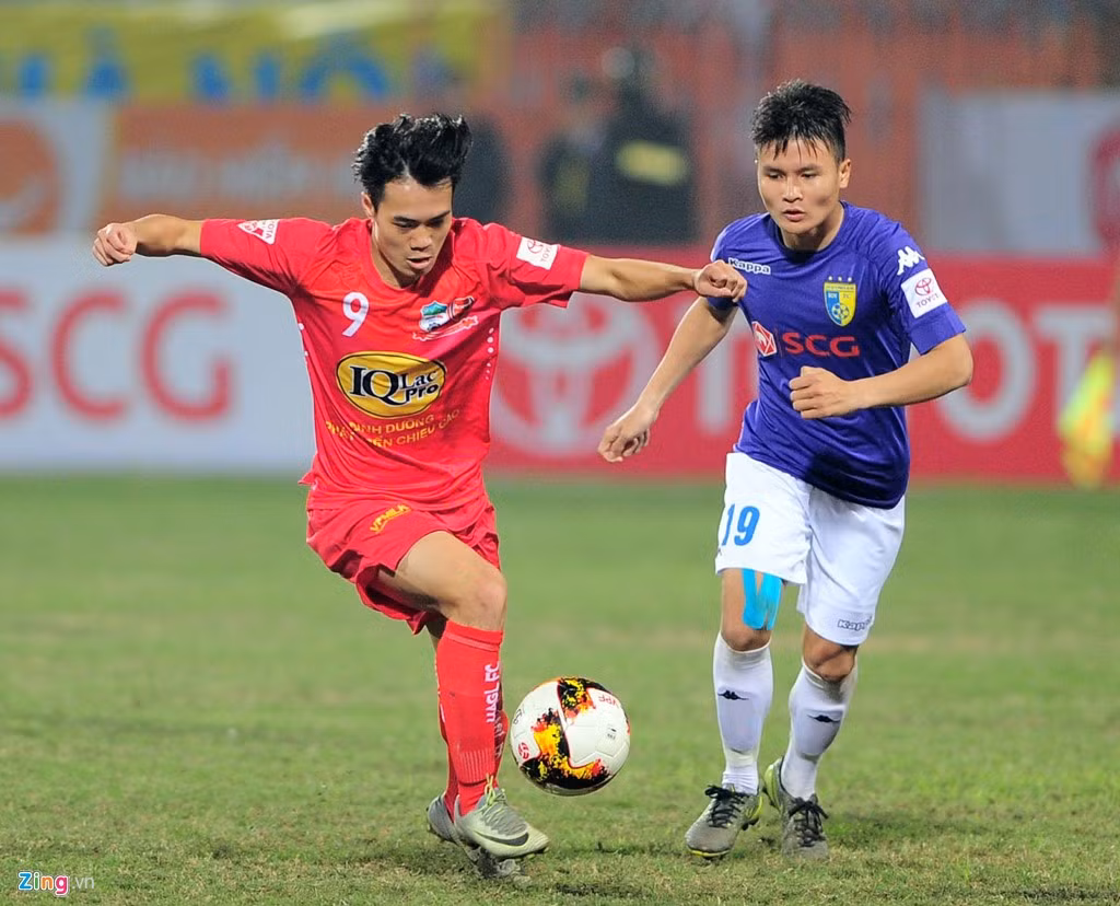 Văn Toàn cũng không hiệu quả dù đã được đá tự do trên hàng công. Anh đi bóng nhiều nhưng hầu như để mất dễ dàng.