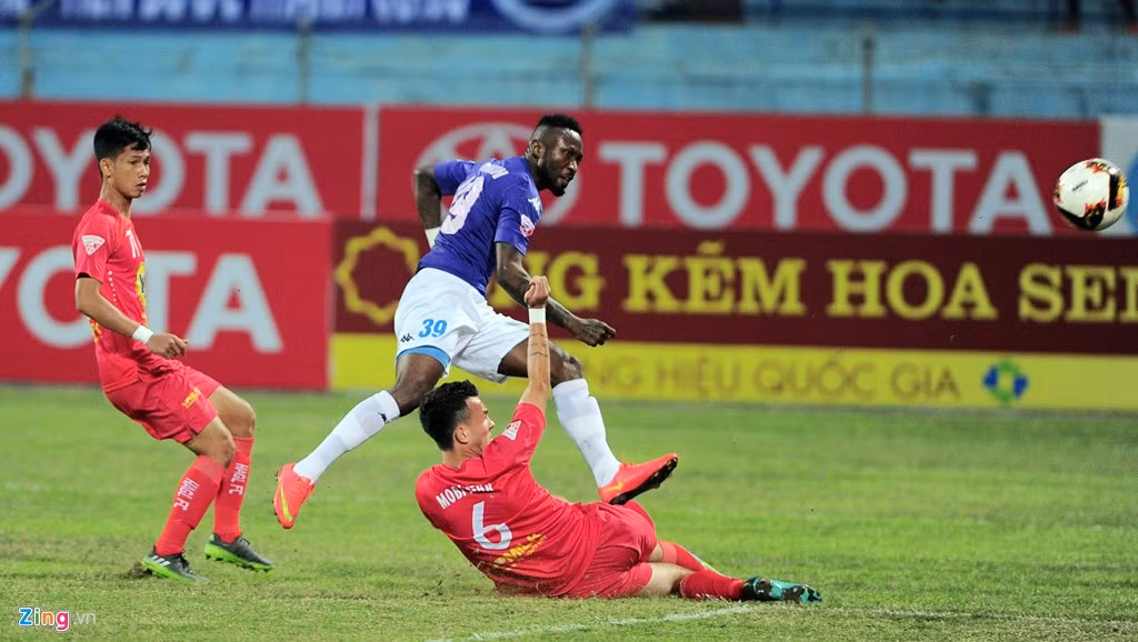 HAGL hành quân đến thủ đô với hy vọng giành những điểm số đầu tiên của V.League 2017. Nhưng Samson với cú sút quyết đoán ngay phút thứ 9 đã sớm nhấn chìm đội khách.