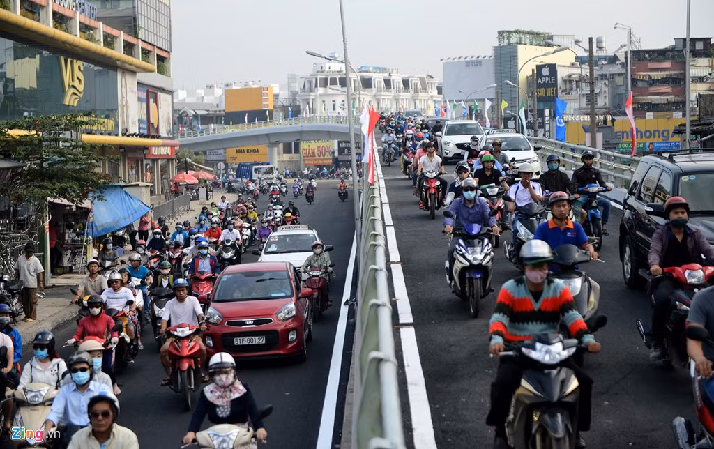 Theo tính toán của Sở Giao thông Vận tải TP.HCM, khi cầu vượt được đưa vào sử dụng sẽ giảm kẹt xe đến 80% ở nút giao này. Trong giờ cao điểm sáng nay, hướng xe từ đường Nguyễn Oanh, Quang Trung vào đường Nguyễn Kiệm vốn thường xuyên bị kẹt trước đó nay xe cộ có thể lưu thông dễ dàng hơn.