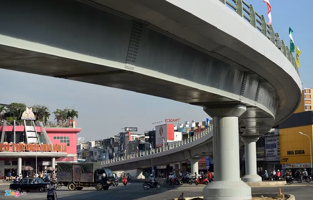 Toàn bộ công trình được xây dựng bằng kết cấu thép, nhánh cầu chính có 6 trụ được hoàn thành sau 4 tháng thi công, nhanh hơn gần 2 tháng so với kế hoạch.