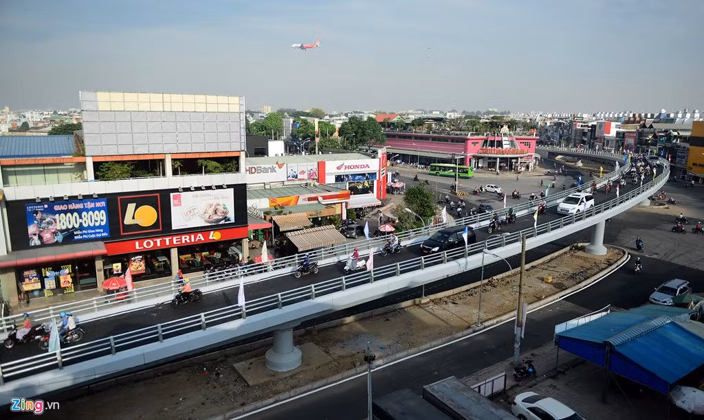 Công trình xây dựng cầu vượt bằng thép dạng chữ Y gồm 2 nhánh cầu, trong đó nhánh cầu 1 hướng đường Nguyễn Oanh - Nguyễn Kiệm (quận Gò Vấp) dài 240,7 m, rộng 6 m, trong đó phần cầu trên đường Nguyễn Oanh rộng 11,5 m đã được hoàn thành.