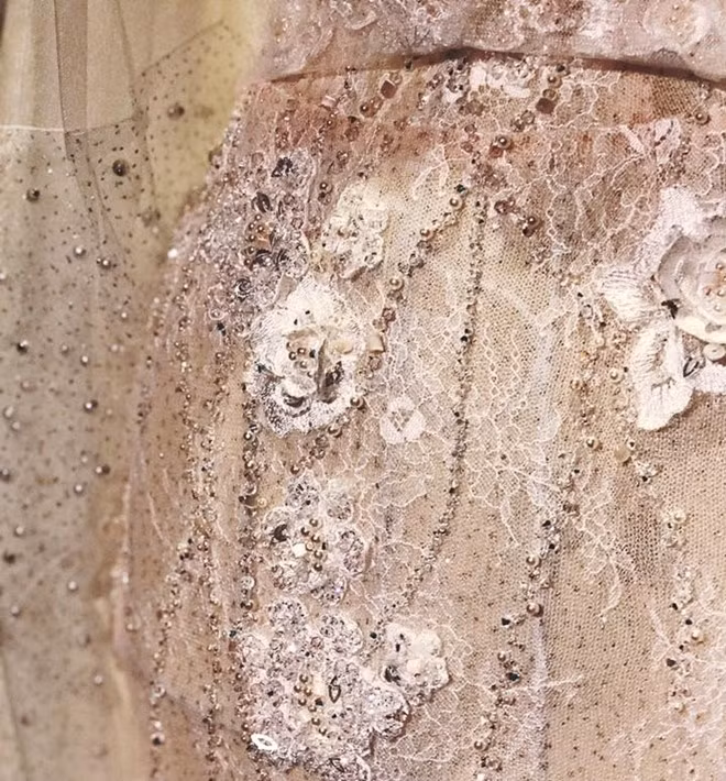 Khi sáng tạo đầm cưới đặc biệt cho hoa hậu, nhà thiết kế lấy cảm hứng từ 5 sắc thái ngọt ngào của hoa Thủy vu - loài tượng trưng cho sự chung thủy và tình yêu.