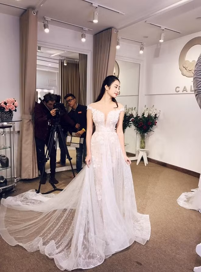 Lễ cưới Hoa hậu Thu Ngân và doanh nhân Doãn Văn Phương được tổ chức tại Hà Nội với sự có mặt của người thân và bạn bè. Trước ngày cưới, để thể hiện tình yêu, anh Doãn Văn Phương đã đặt riêng mẫu váy cưới xa hoa tặng vợ.