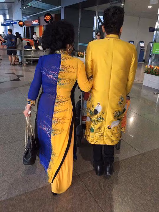 MC Thanh Bach va vo dai gia lam lo gay soc o san bay