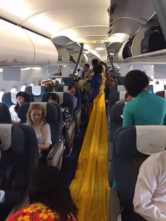 Bên cạnh đó, trang phục của vợ Thanh Bạch này cũng gây không ít khó khăn cho các hành khách khác có mặt.