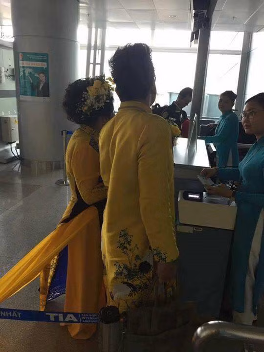 "Vợ đại gia" của nam MC Thanh Bạch còn làm lố khi cài hoa vàng trên đầu và diện trang phục áo dài với tà dài đến 5 mét, thêu tên của cả hai. Không ít người chứng kiến cảnh tượng đã bày tỏ sự bức xúc khi phần tà dài 5 mét của chiếc áo dài gây không ít trở ngại khi di chuyển trên không gian chật hẹp của máy bay cho những hành khách khác.
