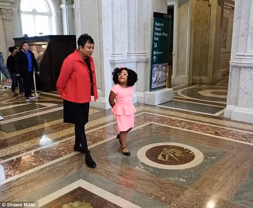 Be gai 4 tuoi doc het 1.000 cuon sach-Hinh-2