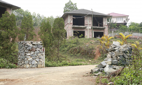 Biệt thự bỏ hoang trên đồi Đá Bạc, xã Yên Bài.