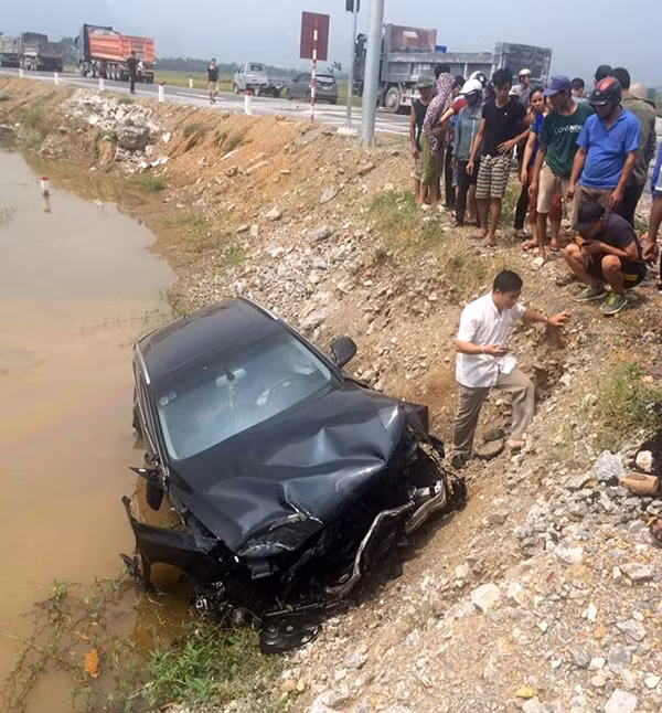 Can canh Audi Q5 nat dau sau cu huc duoi xe tai