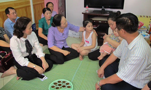 Bà Nguyễn Thị Nghĩa thăm hỏi gia đình trung úy chuyên nghiệp Nguyễn Bá Thế - Ảnh: CTV