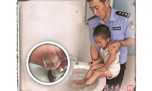 Be 3 tuoi di chan tran tim me tren mat duong nhua 59 do