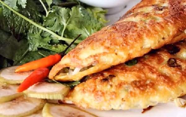 Rau thì tùy từng nơi, dù thế nào cũng đủ các loại chính: cải non, chuối chát và trái vả xắt lát. Còn nước chấm, mà người Quảng Trị gọi là “nước lèo” mới thật hấp dẫn. Chế biến theo công thức riêng từ ruốc, gan và nạc heo xay nhuyễn, lạc vừng giã nhỏ, tỏi, ớt bột... nêm nếm khéo léo, thứ nước chấm này làm cho bánh khoái thật sự tròn vị.