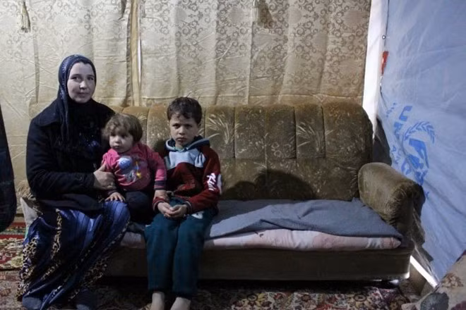 Aruba và hai trong số 7 đứa con sống trong lều ở khu tị nạn tại thung lũng Bekka, Lebanon. Ảnh: IB Times