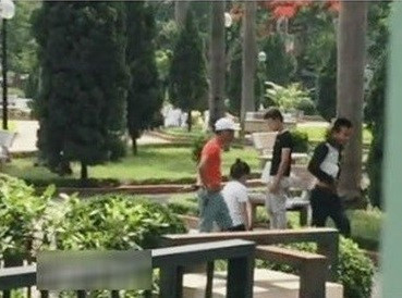 Khong thieu canh cac co gai quy goi truoc mat ban trai-Hinh-2