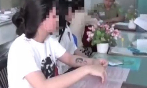 Nhiều cô gái bị lực lượng chức năng mời về trụ sở lấy lời khai. Ảnh: Công an cung cấp.