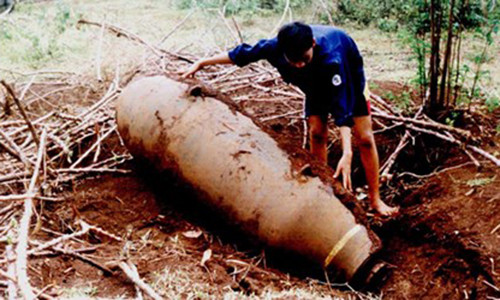 Quả bom này được cơ quan chức năng mang đi hủy sau khi giành lại nó từ một tay cưa bom.