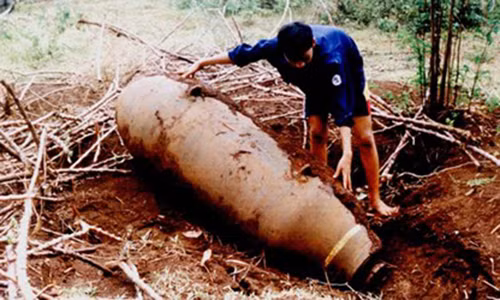 Quả bom này được cơ quan chức năng mang đi hủy sau khi giành lại nó từ một tay cưa bom.