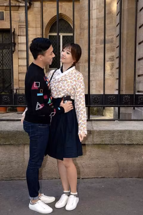 Có không ít cư dân mạng tỏ ra "khó chịu" cho rằng, Trấn Thành ca ngợi giọng hát của bạn gái Hari Won lộ liễu." Tôi không phải nhà thẩm định cũng không phải nghệ sĩ . Tôi không phải tiến sĩ hay giáo sư gì cả nhưng tôi nghe một bài hát tôi có thể phân biệt được thế nào là hay - dở. Âm nhạc Việt Nam luôn song song giữa hiện đại pha lẫn một chút gì đó rất riêng đó là chuẩn mực về ngôn ngữ. Tôi nói ở đây không có ý chê Hari hát dở nhưng thú thực, nghe cô ấy nói chuyện còn khó nghe chứ nói gì đến hát" - Facebooker Edward bày tỏ.