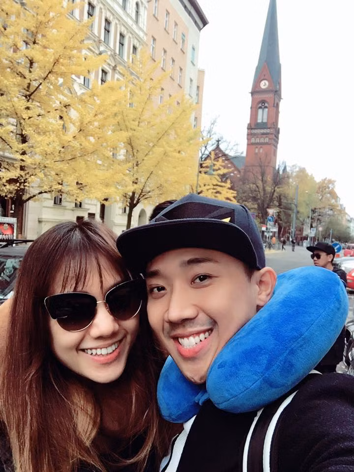 Trên trang facebook cá nhân, Trấn Thành liên tục cập nhật những hình ảnh selfie đáng yêu cùng bạn gái kèm dòng trạng thái dòng trạng thái đầy tình cảm và lãng mạn: "Châu Âu lạnh. Châu Âu lãng mạn. Love Paris" khiến fan thổn thức.