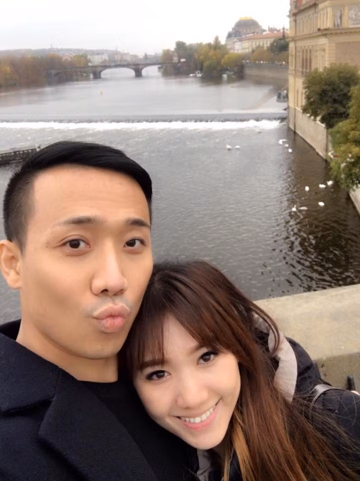 Ngoài hình ảnh, những sản phẩm âm nhạc mới nhất của bạn gái cũng được nam danh hài cập nhật kèm dòng trạng thái thu hút cộng đồng mạng. "Lần đầu tiên tui ghiền 1 bài của bà Heo đó!!! YÊU KHÔNG HỐI HẬN Cả nhà nghe thấy hay thì share điên đảo nhé! Nghe nhạc này ban đêm mới thấm nè!" - Trấn Thành viết.