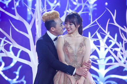  Trấn Thành và Hari Won công khai mối quan hệ tình cảm từ đầu năm 2016. Mặc dù luôn trải qua những tin đồn, thăng trầm trong tình cảm nhưng cặp vẫn luôn nắm chặt tay nhau.