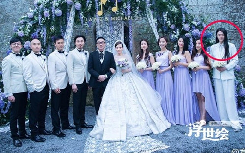 Hôm 8/11, đám cưới của diva Trung Quốc - Trương Tịnh Dĩnh gây xôn xao bởi dàn phù dâu là những ngôi sao hàng đầu Trung Quốc như Lưu Diệc Phi, Đường Yên, Vương Lạc Đan... Tuy nhiên, nhân vật được dân mạng chú ý và nhắc đến nhiều nhất lại không phải "Thần tiên tỷ tỷ". Từ các bức ảnh tập thể, một phù dâu với chiều cao nổi trội đã lọt vào tầm ngắm của đông đảo dân mạng. Nhiều trang tin sau đó đã tìm hiểu thân thế của người này và đưa ra thông tin gây sửng sốt.