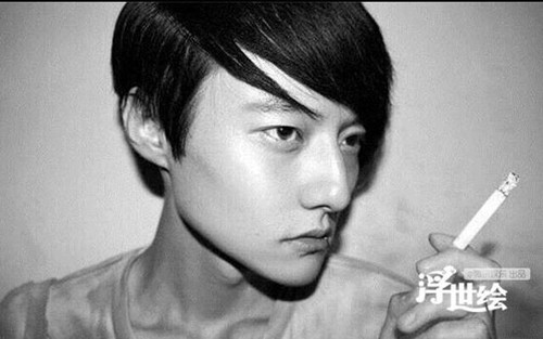 Chương Nguyên Nhất thuở hưởng tài năng nghệ thuật thiên phú từ cha mình - một nhà điêu khắc nổi tiếng và mẹ là một người mẫu sáng giá. Chương Nguyên Nhất tốt nghiệp Học viện mỹ thuật Paris (National Academy of Fine Arts) - một trong "tứ đại học viện mỹ thuật nổi tiếng thế giới".