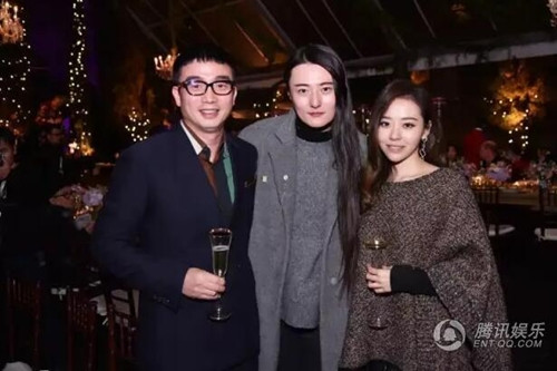 Theo QQ, "cô gái" đang được dân mạng lùng sục chính là nhiếp ảnh gia Chương Nguyên Nhất. Bên cạnh dàn phù dâu xinh đẹp diện váy tím, Chương Nguyên Nhất gây ấn tượng bới phong cách độc lạ. Anh chàng nhiếp ảnh gia diện bồ độ trắng, để mái tóc dài đen nhánh tới thắt lưng nhanh chóng trở thành tâm điểm chú ý của báo giới. Ít ai biết rằng, Chương Nguyên Nhất là "tay máy" nổi tiếng trong làng giải trí Hoa ngữ và có mối quan hệ thân tình với nhiều ngôi sao nổi tiếng.