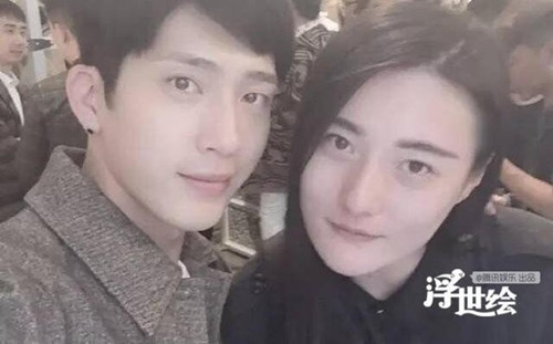 Ngôi sao Tỉnh Bách Nhiên lần đầu hợp tác cùng Chương Nguyên Nhất đã phải thốt lên rằng "Mái tóc của anh thật đẹp, trông rất cá tính và ra dáng nhiếp ảnh gia chuyên nghiệp".