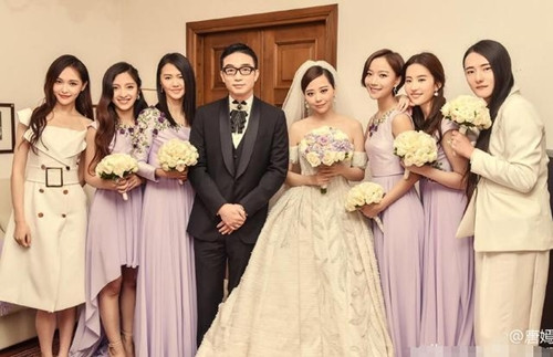 Nhiếp ảnh gia Chương Nguyên Nhất (ngoài cùng bên phải) nổi bật trong ảnh tập thể.