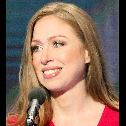 Ivanka Trump (35 tuổi) là người mẫu có tiếng trong làng thời trang thế giới. Với vẻ đẹp quý phái, kiêu sa cùng đôi chân dài miên man. Ngay từ khi 14 tuổi, cô đã bước chân vào nghề mẫu. Ivanka là đại diễn cho mẫu phụ nữ tài sắc. Cô tốt nghiệp xuất sắc cử nhân Kinh tế và thành thạo ba thứ tiếng: Anh, Pháp và tiếng mẹ đẻ Czech.