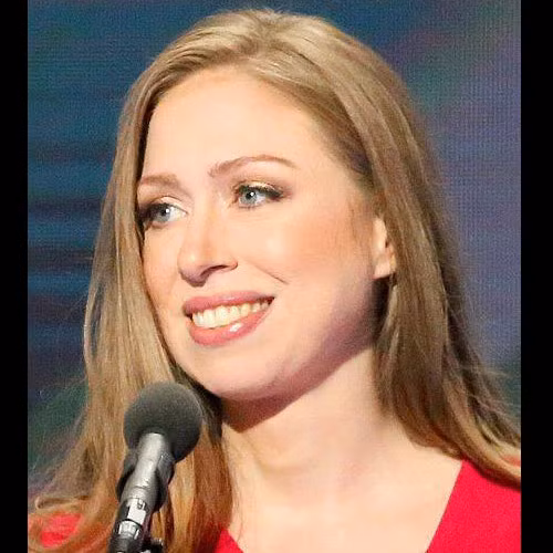 Ivanka Trump (35 tuổi) là người mẫu có tiếng trong làng thời trang thế giới. Với vẻ đẹp quý phái, kiêu sa cùng đôi chân dài miên man. Ngay từ khi 14 tuổi, cô đã bước chân vào nghề mẫu. Ivanka là đại diễn cho mẫu phụ nữ tài sắc. Cô tốt nghiệp xuất sắc cử nhân Kinh tế và thành thạo ba thứ tiếng: Anh, Pháp và tiếng mẹ đẻ Czech.