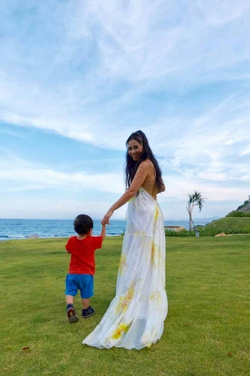 Cậu nhóc nay đã lớn và có thể chạy và đi lại bên mẹ.