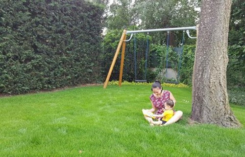 Chủ nhân của bản hit "Đường cong" nuôi con hoàn toàn bằng sữa mẹ, cô cũng thường xuyên cho con đi bơi lội, đi thăm quan cảnh vật để bé làm quen dần với môi trường xung quanh. Một vài hình ảnh Thu Minh và trợ lý hé lộ trên trang cá nhân có thể thấy con trai cô nay đã lớn phổng phao, bé đã biết đi và chạy tuy nhiên cậu nhóc vẫn đang rất thích bú bình. Thu Minh và ông xã thường xuyên trò chuyện với con bằng cả tiếng Anh lẫn tiếng Việt.