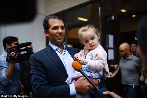 Chloe Trump cũng từng được bố mẹ đưa đi tham gia vận động tranh cử ủng hộ ông nội Donald Trump.